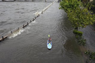 Dans certaines villes, le niveau des eaux est monté à grande vitesse.